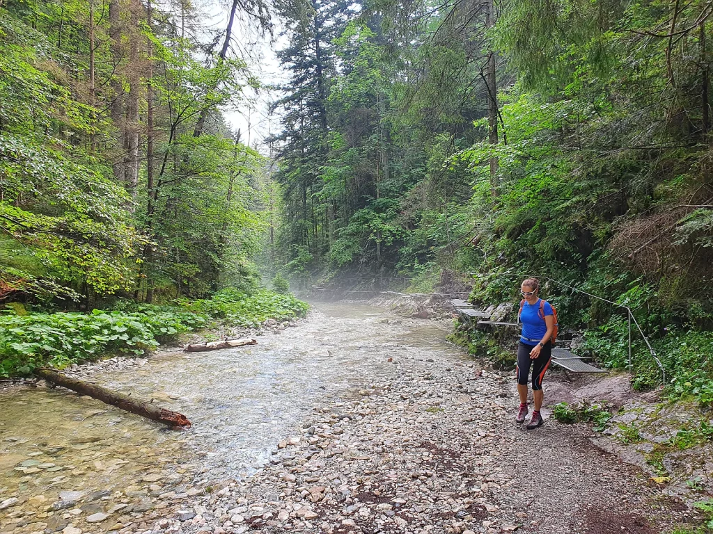 V Slovenskom raji vedú chodníky často v koryte potoka